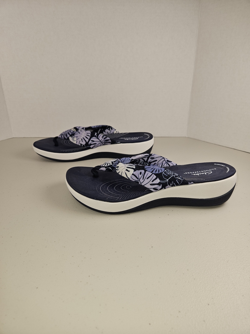 Brand New Size 9 Clarks Cloudsteppers Navy Floral Thong Sandals - Women - Picture 5 of 9